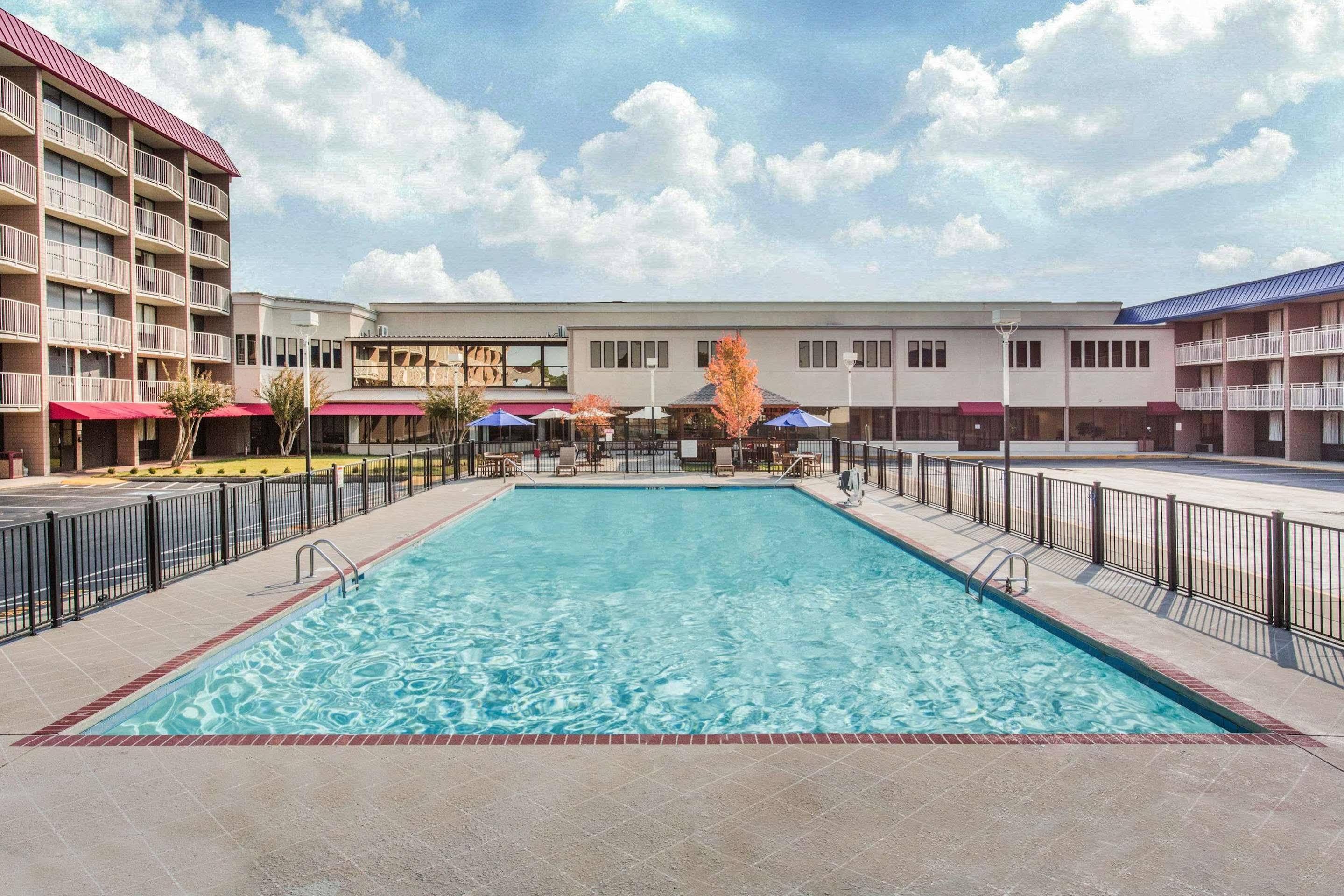 Baymont By Wyndham Fayetteville Fort Bragg Area מראה חיצוני תמונה