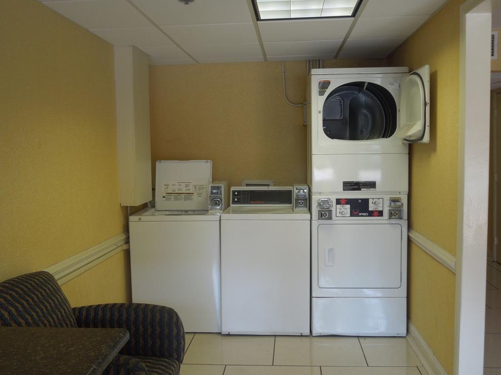 Baymont By Wyndham Fayetteville Fort Bragg Area מראה חיצוני תמונה