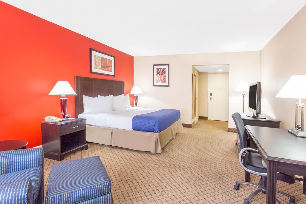 Baymont By Wyndham Fayetteville Fort Bragg Area מראה חיצוני תמונה