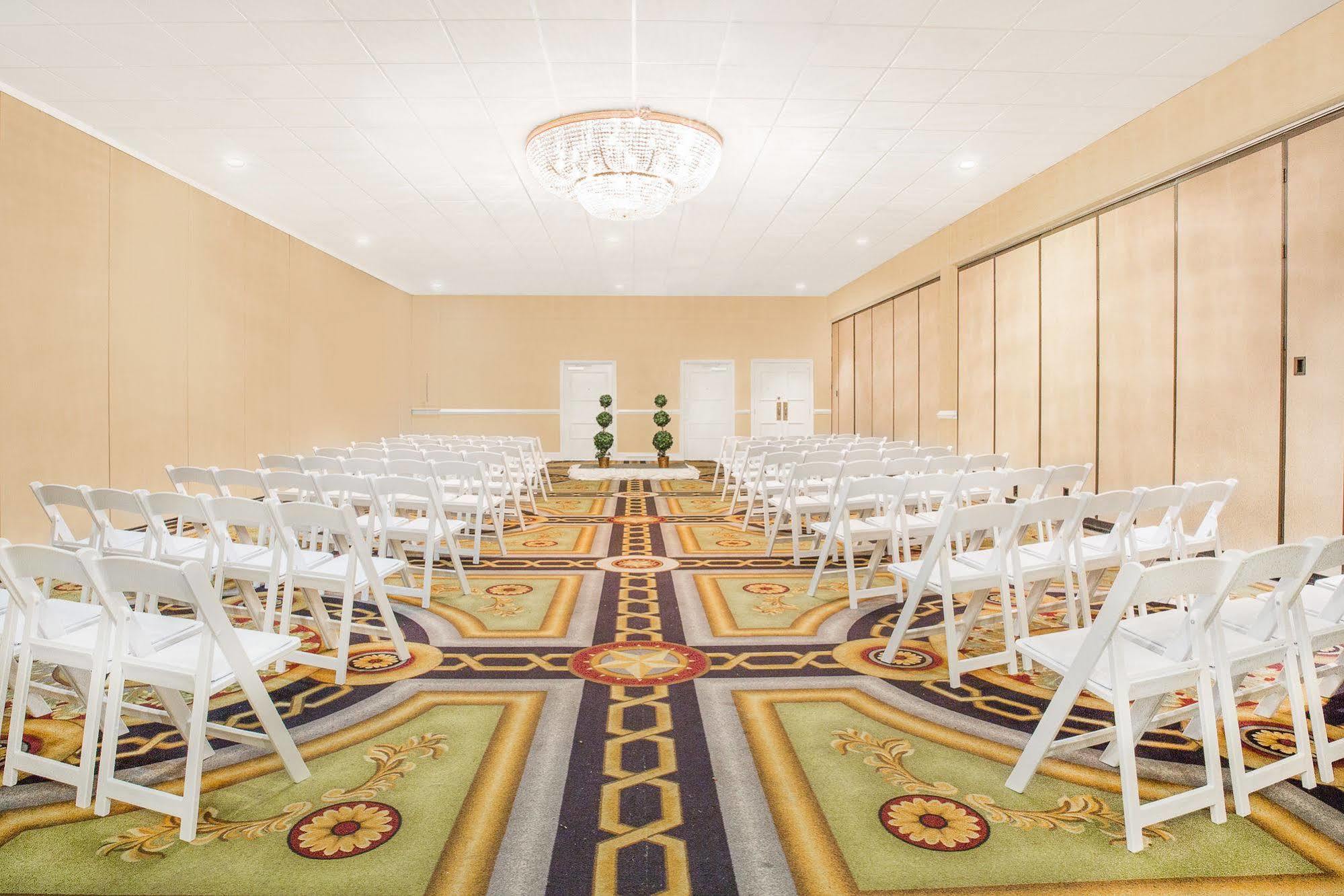 Baymont By Wyndham Fayetteville Fort Bragg Area מראה חיצוני תמונה