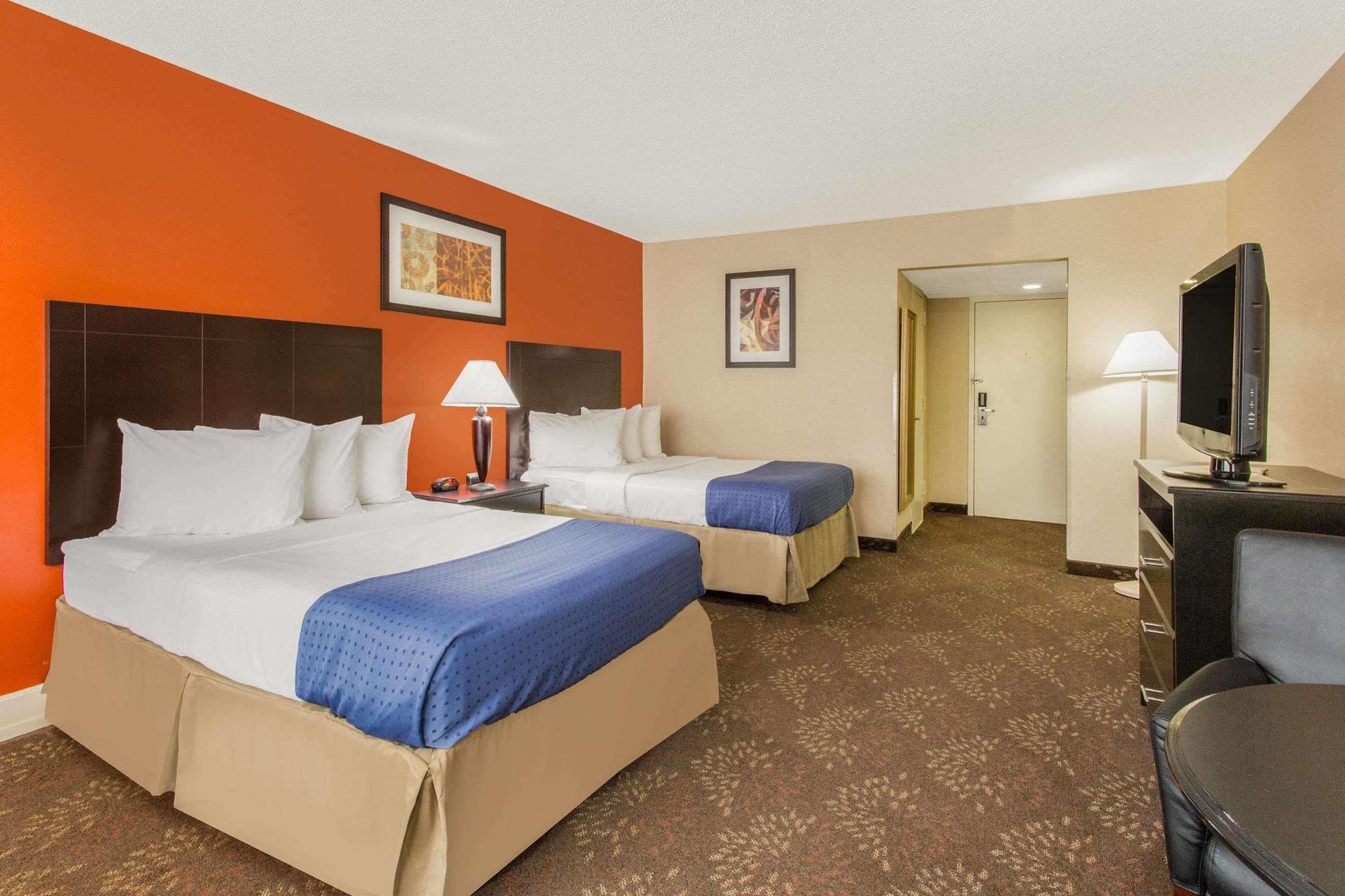Baymont By Wyndham Fayetteville Fort Bragg Area מראה חיצוני תמונה