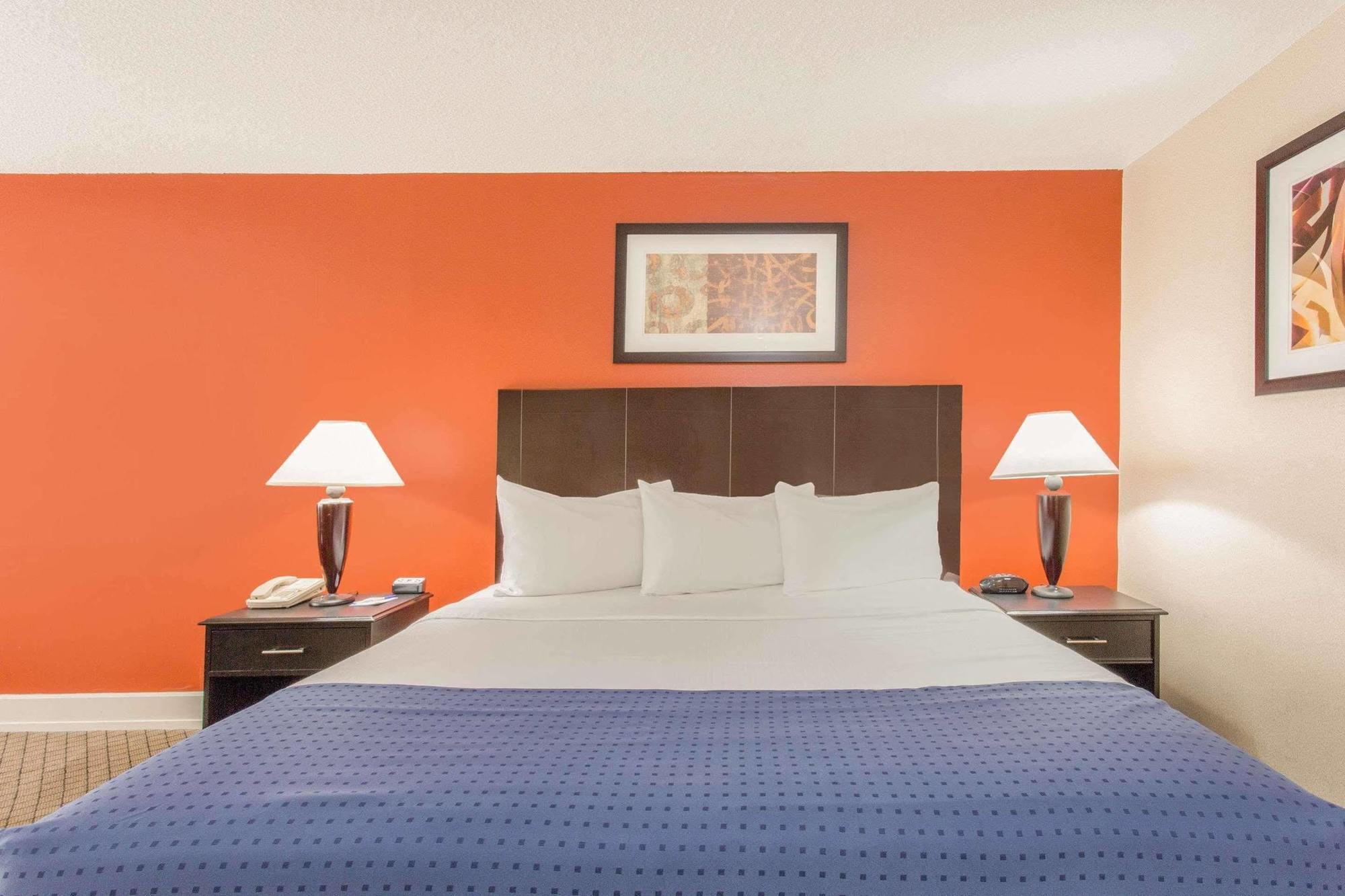 Baymont By Wyndham Fayetteville Fort Bragg Area מראה חיצוני תמונה