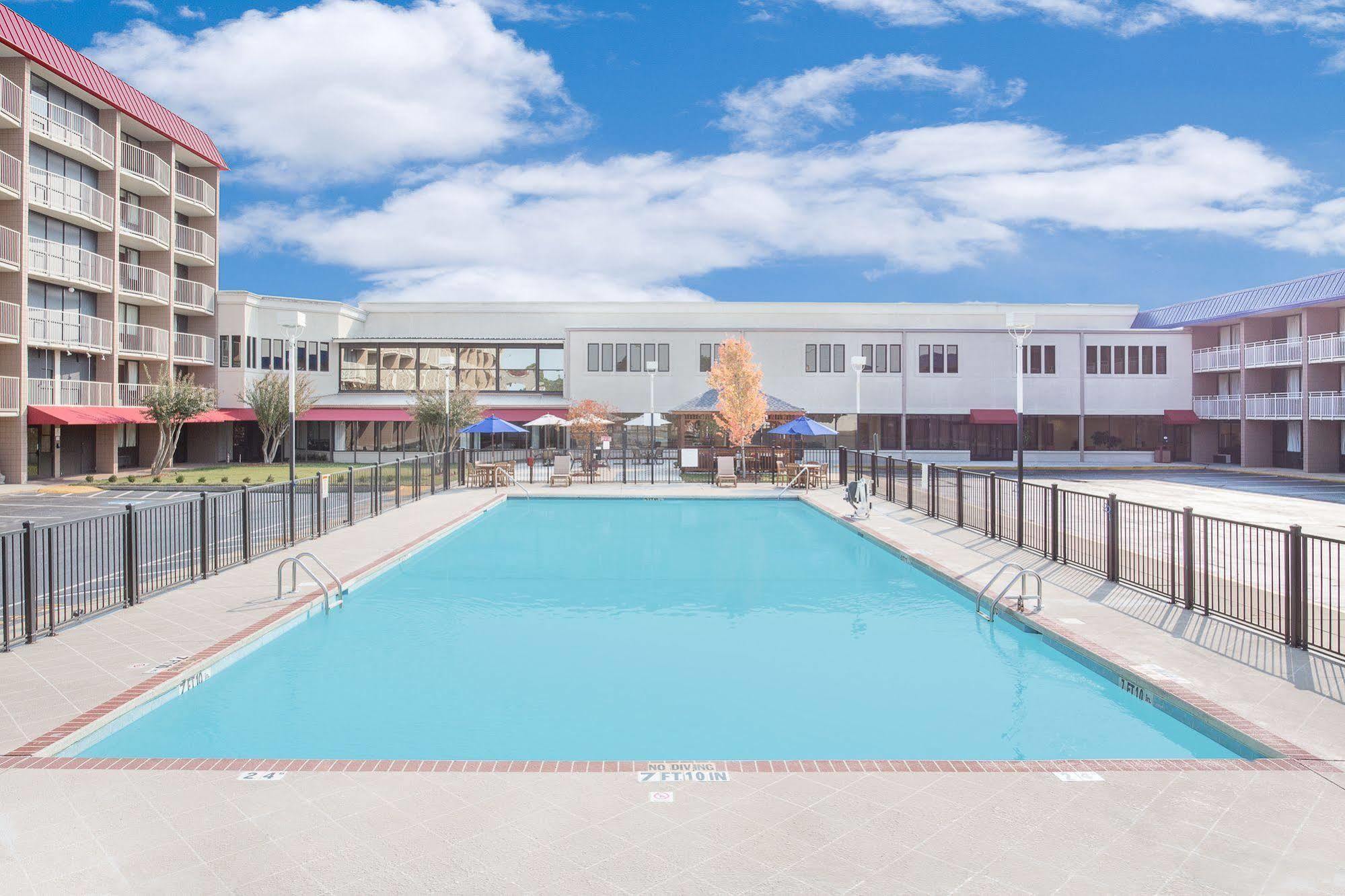 Baymont By Wyndham Fayetteville Fort Bragg Area מראה חיצוני תמונה