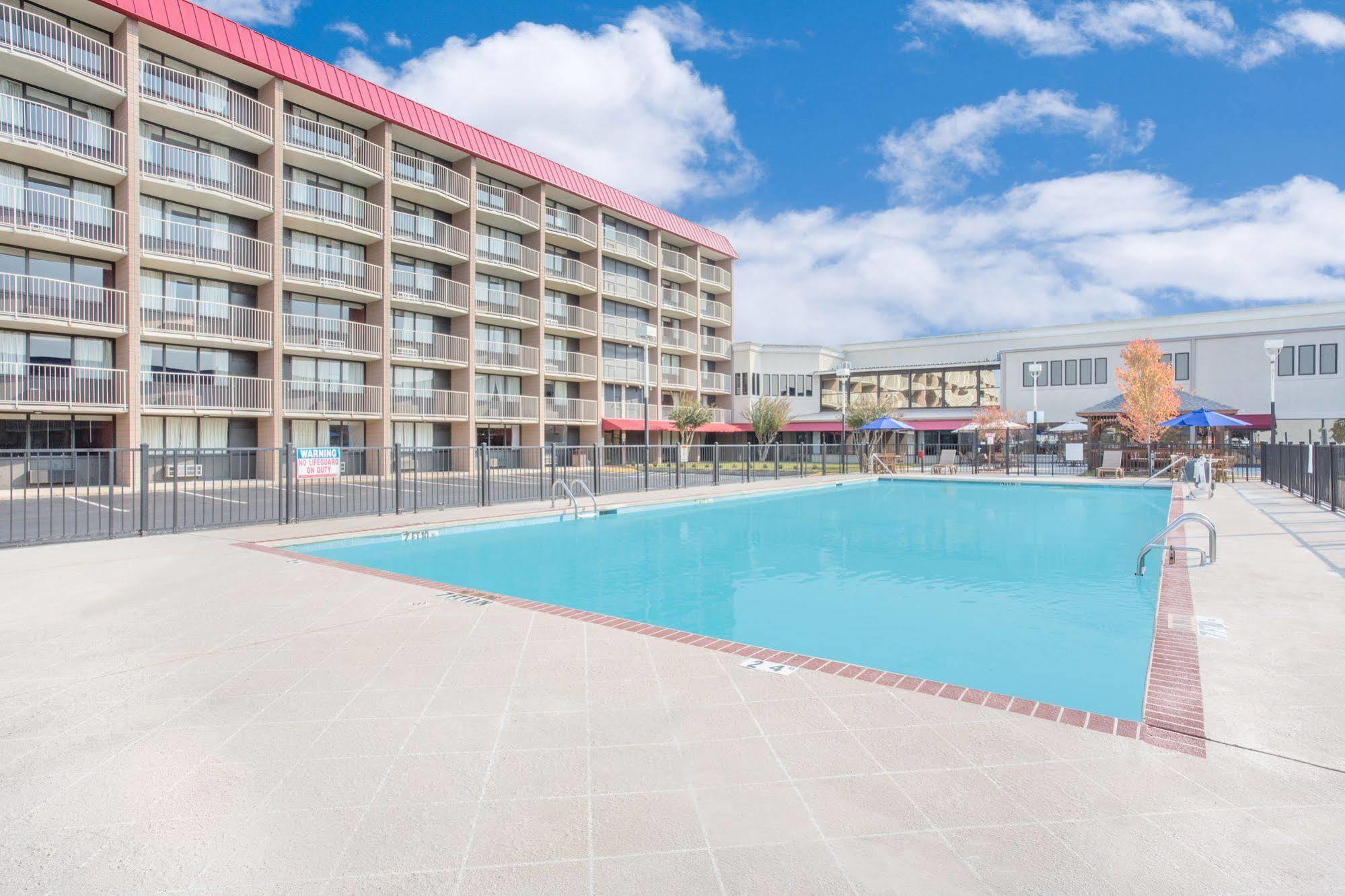 Baymont By Wyndham Fayetteville Fort Bragg Area מראה חיצוני תמונה
