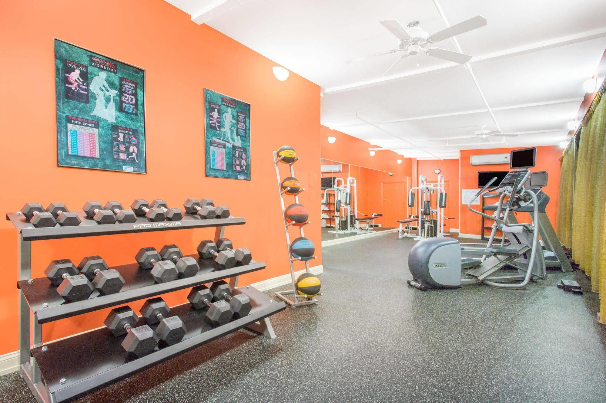 Baymont By Wyndham Fayetteville Fort Bragg Area מראה חיצוני תמונה