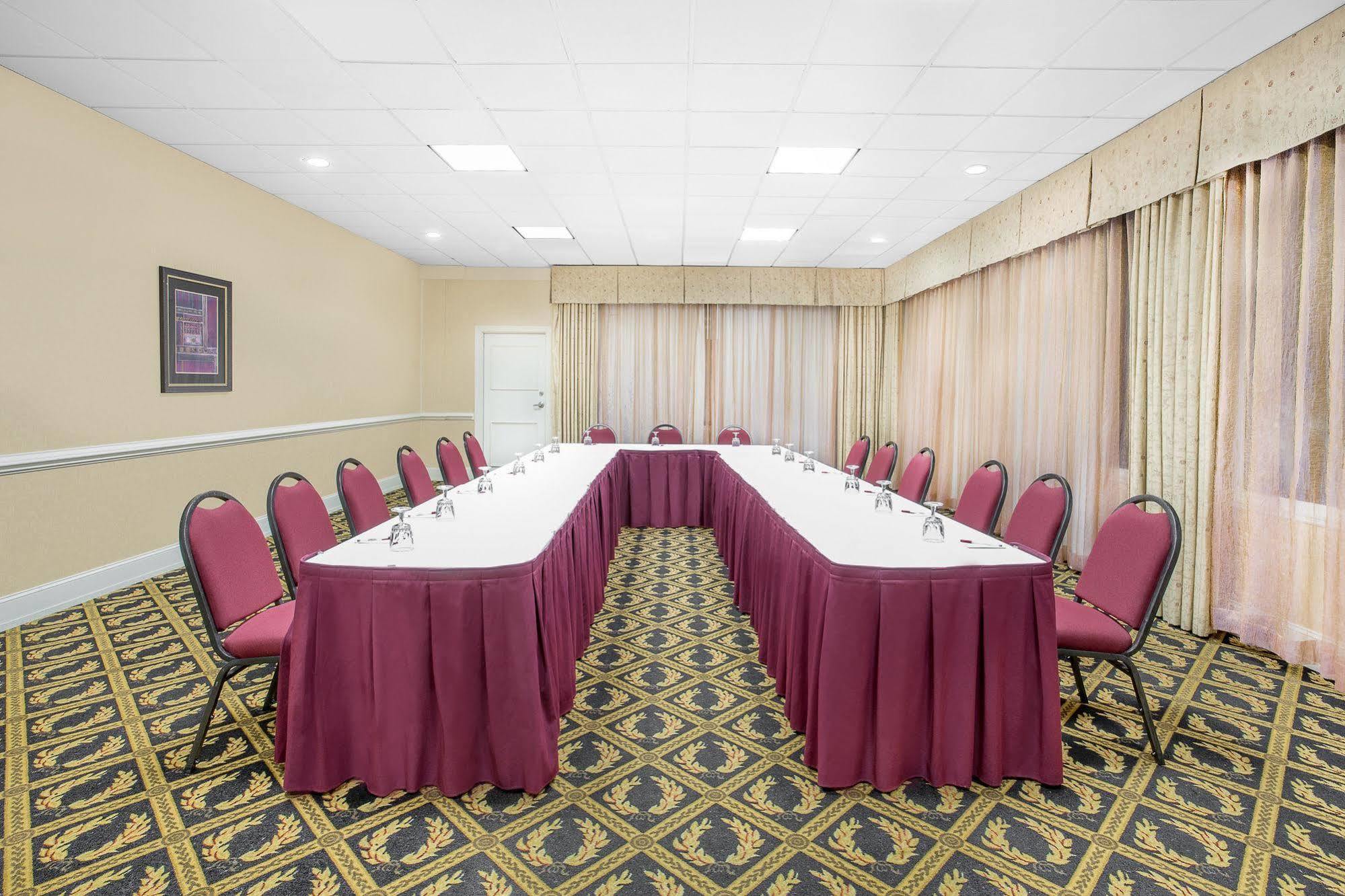 Baymont By Wyndham Fayetteville Fort Bragg Area מראה חיצוני תמונה