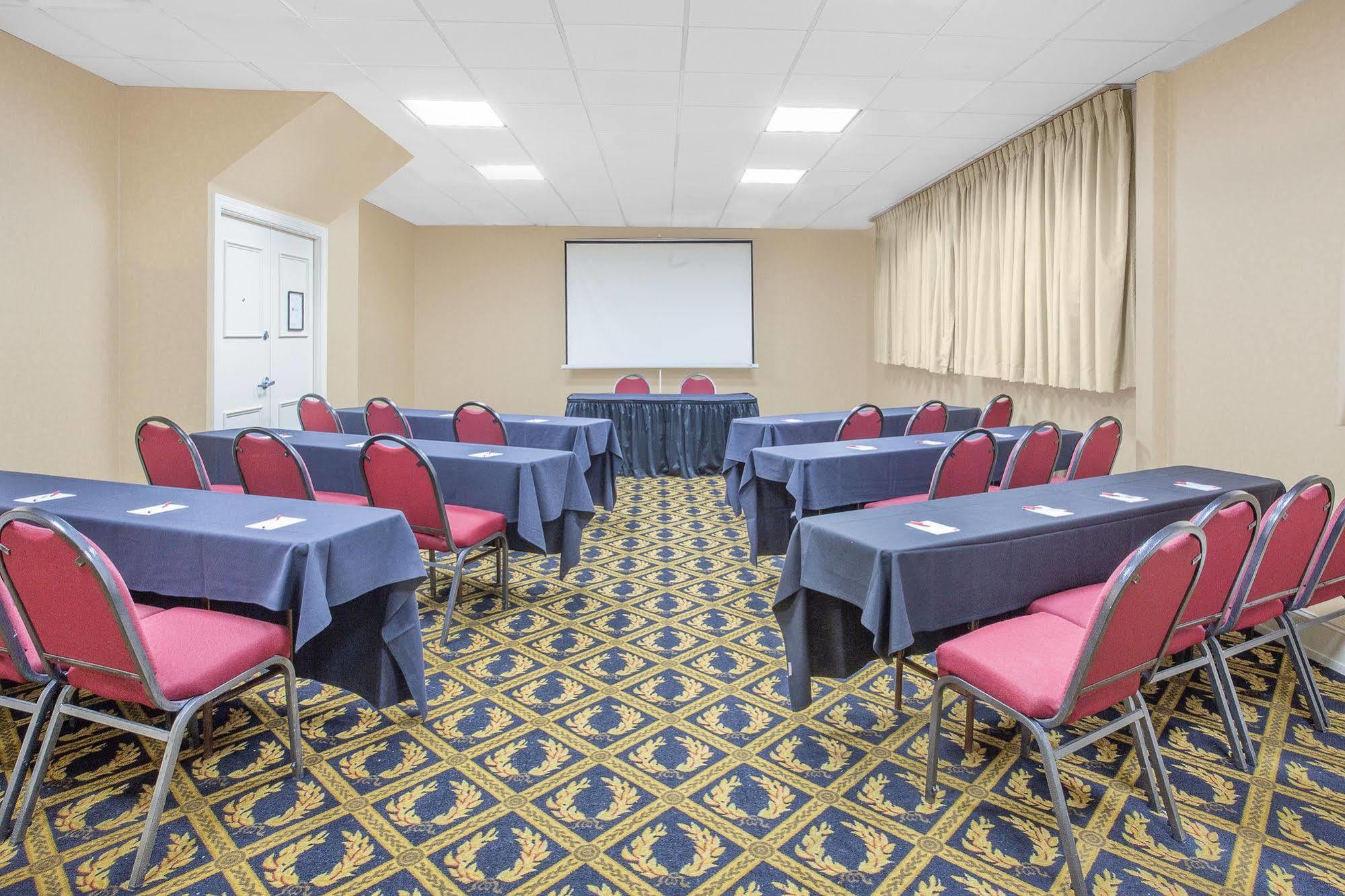 Baymont By Wyndham Fayetteville Fort Bragg Area מראה חיצוני תמונה