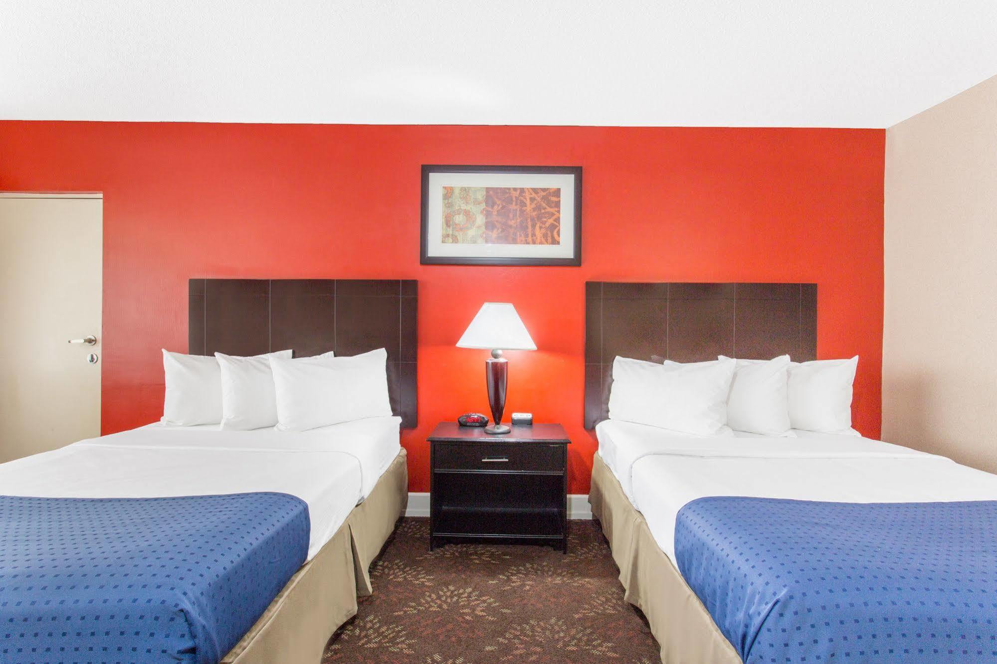 Baymont By Wyndham Fayetteville Fort Bragg Area מראה חיצוני תמונה